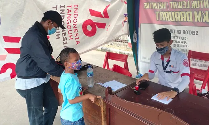 Calon penumpang KRL menunjukan kelengkapan persyaratan kepada petugas di Stasiun Rangkasbitung. (Foto/yusuf)