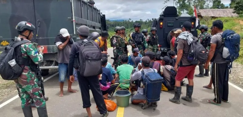 Tim gabungan TNI saat  evakuasi dan selamatkan masyarakat dari pembantaian KST Papua,(Ist/Puspen)