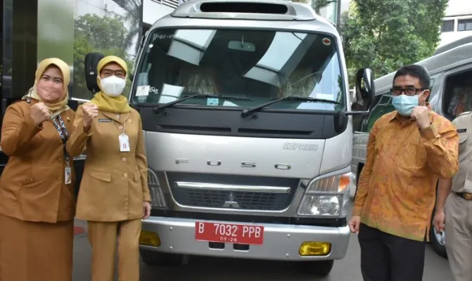 KTB distributor resmi kendaraan niaga dari MFTBC, menyumbangkan empat unit Mitsubishi Fuso Espasio ke Pemerintah Provinsi DKI Jakarta. (Foto/ktb)