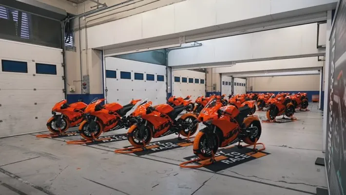 Kesempatan Langka, 25 Pembeli Pertama KTM RC 8C Nikmati Test Ride Bareng Dani Pedrosa dan Mika Kalio di Sirkuit Jerez. (foto: tangkapan layar youtube/ktm)