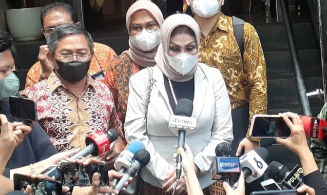 Susanti Agustina: Kliennya absen lantaran belum siap secara mental serta Rafly tidak hadir karena terkena penyakit tipes. (cr07)