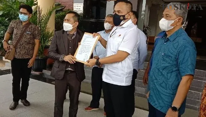 Kuasa Hukum Gubernur Banten, Muhamnad Abdullah Busro menyerahkan surat kesepakatan gubernur dan buruh kepada Dirreskrimum sebagai bahan pencabutan laporan. (haryono)