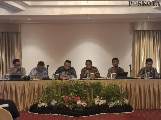 Kuasa hukum Firli Bahuri, Ian Iskandar dalam jumpa pers di Ambhara Hotel, Jakarta Selatan pada Kamis, 28 November 2024. (Poskota/Angga Pahlevi)