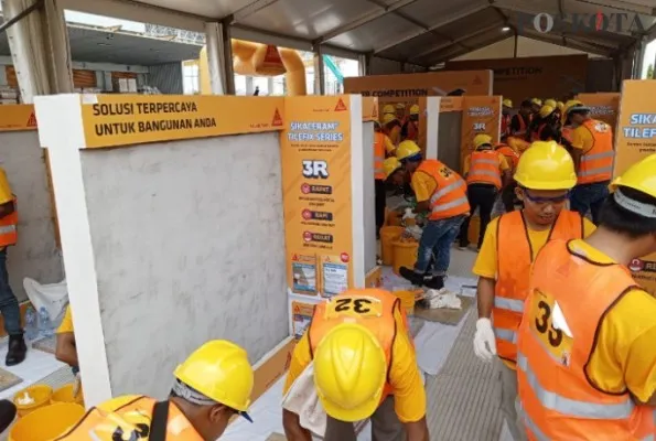 Kompetisi antar tukang bangunan di Bekasi. (Ihsan).