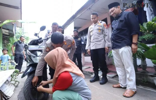 Kapolsek Mampang Kompol David Kanitero bersama anggota bagikan kunci ganda kepada warga antisipasi pencurian motor. (Angga)