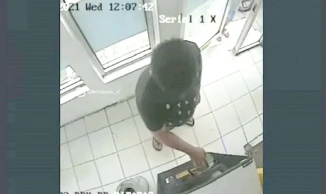 Tangkapan gambar kamera CCTV dari dalam ATM saat oknum laki-laki menguras isi dari ATM korban tertinggal dalam mesin. (Foto/tangkapanlayarig@Infodepok-id)