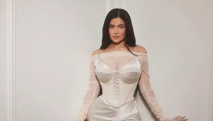 Kylie Jenner pakai bikini gambar puting. (Instagram/kyliejenner)