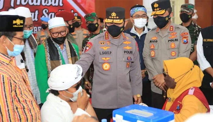 Kapolri Jenderal Listyo Sigit Prabowo didampingi Forkopimda Jawa Timur mengecek vaksinasi di Pamekasan, Madura.(Ist)