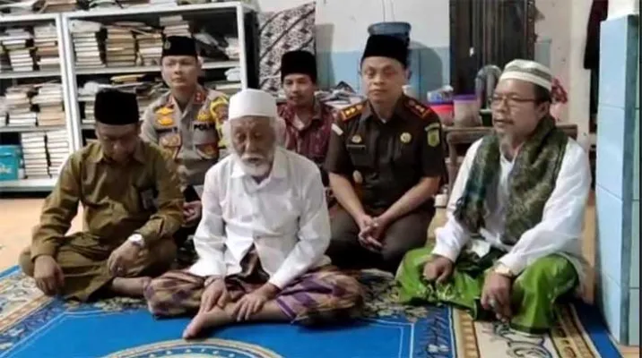 KH Abuya Muhtadi selaku Pimpinan Pondok Pesantren Roudhatul U'lum Cidahu, Kecamatan Cadasari, Kabupaten Pandeglang (tengah) (ist)