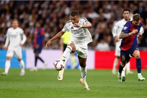 Pemain Real Madrid, Kylian Mbappe saat debut dalam pertandingan klasik bertajuk El Clasico di Santiago Bernabeu pada Minggu, 27 Oktober 2024. (Dok. Real Madrid)