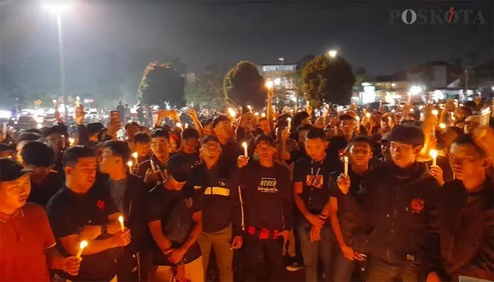 Aksi penyalaan 1.000 lilin di Pakansari Bogor. (panca)