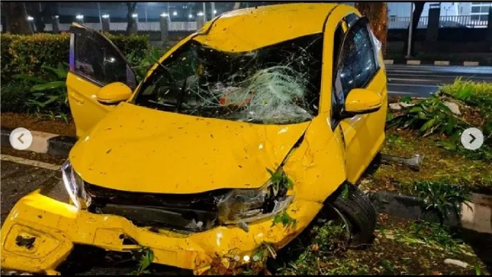 Mobil jenis City Car mengalami kecelakaan hingg ringsek bagian depan di Jalan Gerbang Pemuda, Senayan. (@tmcpolda)