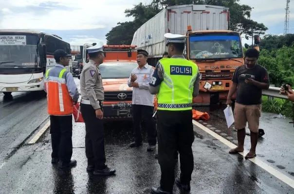 Personel PJR Korlantas dan Unit Gakkum Satlantas Polres Serang saat melakukan olah TKP lakalantas di Jalan Tol Tangerang-Merak KM 62 sekitar Desa Cisait, Kecamatan Kragilan, Kabupaten Serang pada Sabtu, 16 Maret 2024. (Istimewa)