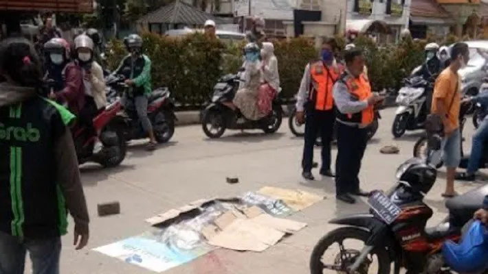 Kecelakaan di Pamulang. Seorang Ayah dan Anaknya Masuk Kolong Tol