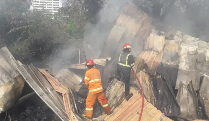 Petugas pemadam kebakaran saat memadamkan api di gudang limbah di Cikarang Selatan. (Ist).