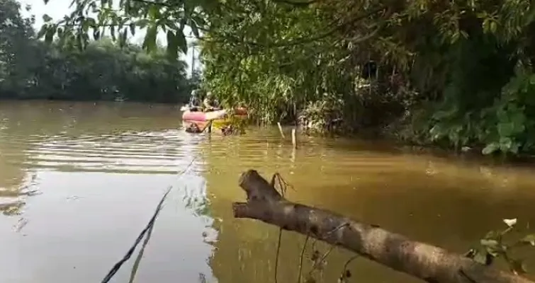 Petugas SAR dan gabungan saat melakukan pencarian korban tenggelam ketika mencari cacing. (Ist).