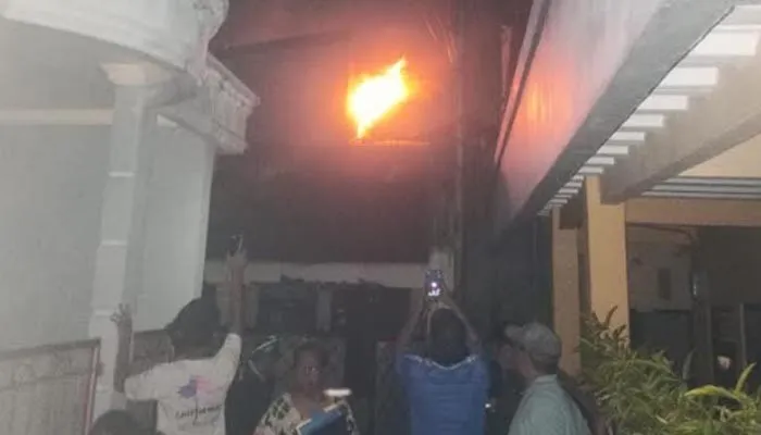 Lantai tiga  rumah warga di Jalan Cipinang Pulo RT 01/14,  Kelurahan Cipinang Besar Utara, Kecamatan Jatinegara, Jakarta Timur, terbakar, Kamis malam.(Ist)