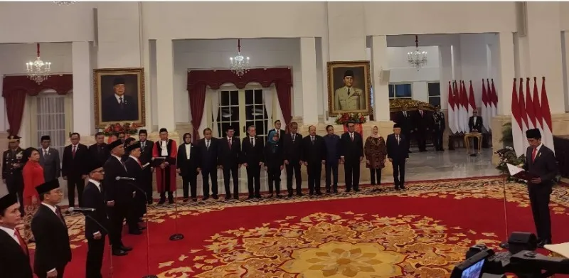 Presiden Joko Widodo (kanan) mengambil sumpah jabatan pelantikan Anggota Komisi Pengawas Persaingan Usaha (KPPU) Periode 2023-2028 di Istana Negara, Jakarta, Kamis (18/1/2024).(biropres)