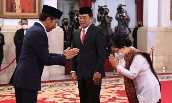 Presiden Joko Widodo saat menyaksikan pengucapan sumpah Johanis Tanak sebagai pimpinan KPK. (biro pers)