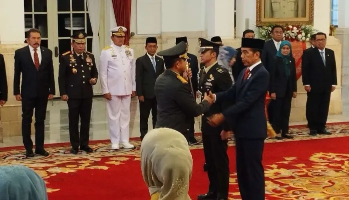 Presiden Joko Widodo menyerahkan tongkat komando Panglima kepada Jendral TNI Agus Subiyanto pada pelantikan Panglima di Istana Negara, Rabu (22/11/2023). (biropres)