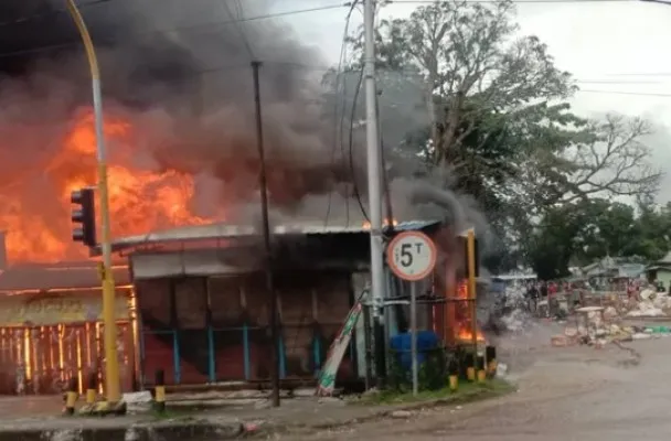 Belasan lapak pedagang ludes dalam kebakaran  di Jalan El Tari Kilometer 2.(Ist)