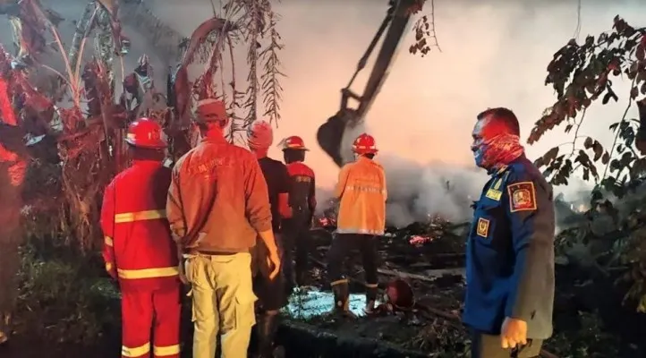 Petugas Damkar Kota Bekasi saat mengevakuasi lapak pemulung yang terbakar di Sumur Batu Bantargebang Kota Bekasi. (Ist).