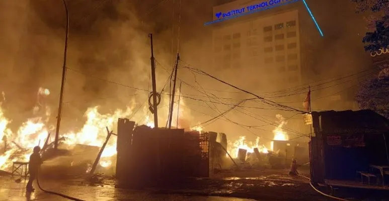 Kebakaran melanda sebanyak 20 lapak kayu di kawasan Cengkareng, Jakarta Barat. (Ist)