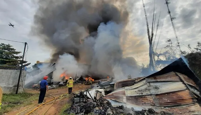 Terjadi kebakaran di lapak rongsok di Jalan Raya TB Simatupang, Kelurahan Gedong, Kecamatan Pasar Rebo, Jakarta Timur terbakar pada Selasa (16/11/2021) pagi. (Ist)