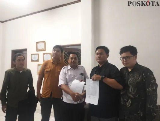 Tim kuasa hukum paslon Wali Kota Depok nomor urut 1, Budi Hartono-Ririn Farabi melaporkan kepada di Bawaslu Kota Depok, Rabu, 27 November 2024. (Poskota/M. Irwan Supriyadi)