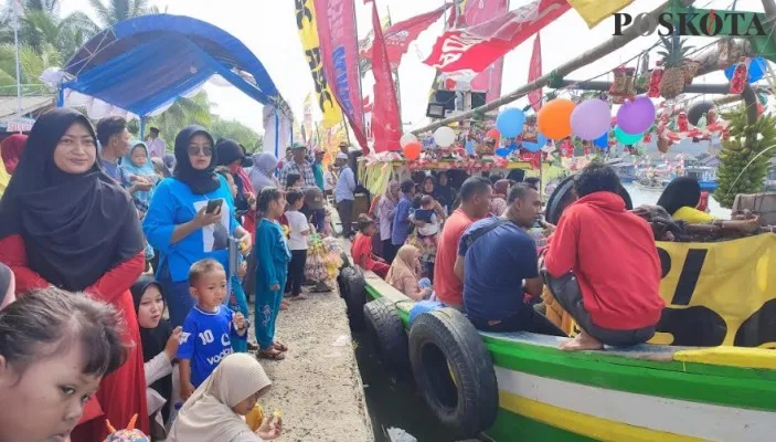 Ribuan warga Sidamukti Pandeglang siap - siap pawai perahu ke laut. (Samsul Fatoni).