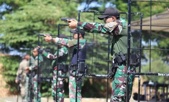 Prajurit Koopssus TNI dan Personel pasukan khusus Amerika yang tergabung dalam Special Operations Forces Liaison Element (SOFLE) latihan menembak,(Ist)