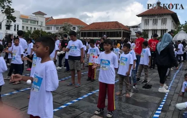 Ribuan anak-anak memadati kawasan Wisata Kota Tua, Tamansari, Jakarta Barat untuk mengikuti perlombaan lato-lato. (Pandi)