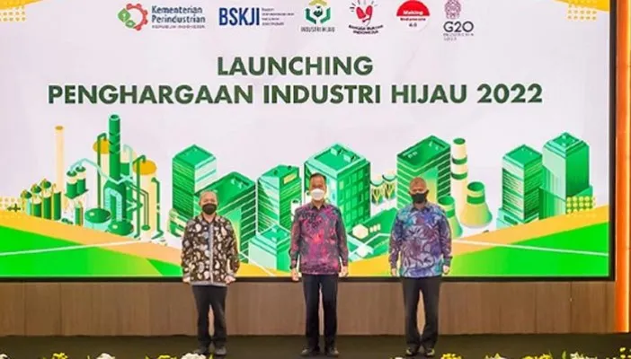 Menteri Perindustrian (Menperin) Agus Gumiwang Kartasasmita (tengah) Sekretaris Jenderal Kementerian Perindustrian (Sekjen Kemenperin) Dody Widodo dan Kepala Badan Standardisasi dan Kebijakan Jasa Industri (BSKJI) Kementerian Perindustrian Doddy Rahadi, berfoto bersama usai pembukaan acara Launching Penghargaan Industri Hijau 2022.