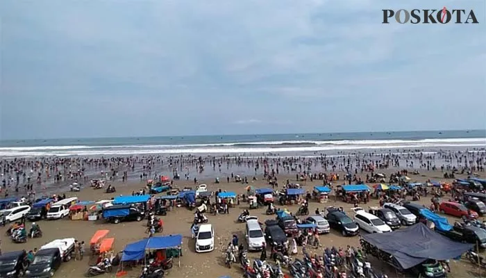 Puluhan ribu prngunjung penuhi Pantai Bagedur (yusuf)