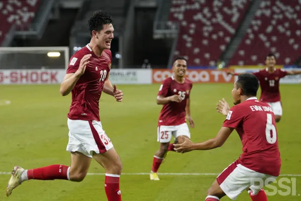 Selebrasi Elkan Baggot dan Evan Dimas usai cetak gol ke gawang Malaysia, Singapura (19/12/2021) (foto: PSSI)