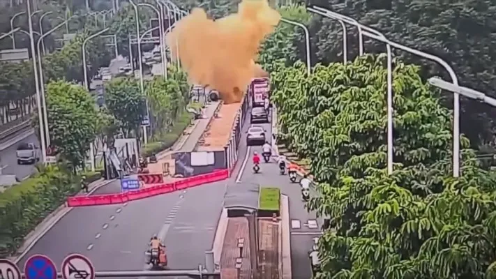 Ledakan pipa "septic tank" di China, semburkan kotoran hingga puluhan meter. (Tangkapan layar video CCTV/Facebook)