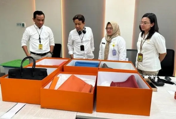 Pusat Pemulihan Aset Kejagung RI akan melelang 6tas bermerek Hermes milik istri terpidana Benny Tjokrosaputro.(Ist)