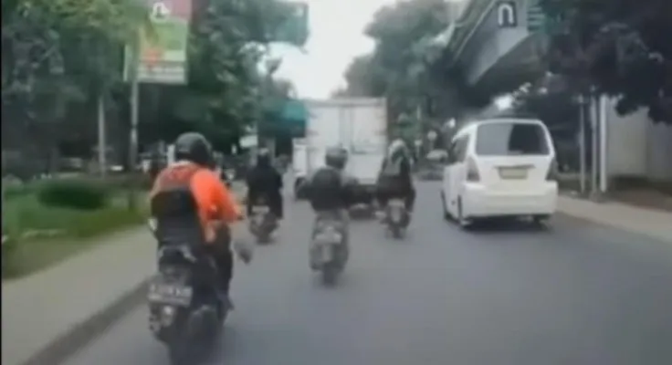 Pengendara motor terkena lemparan batu dari flyover Kosambi, Cengkareng, Jakbar. (Ist)