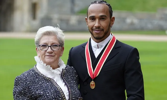 Lewis Hamilton mendapatkan gelar ksatria oleh Kerajaan Inggris dan menjadi pembalap ke 4 yang mendapatkan gelar kebangsawaan. (Foto/folmula1)