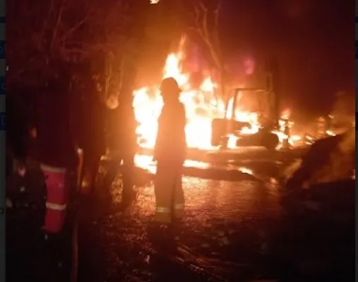 Kebakaran di pabrik pengolahan limbah karet di Bekasi. (Ist).