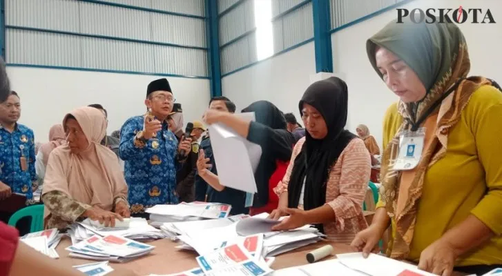 PJ Bupati Bekasi Dani Ramdan saat tinjau gudang logistik pemilu. (Ihsan).