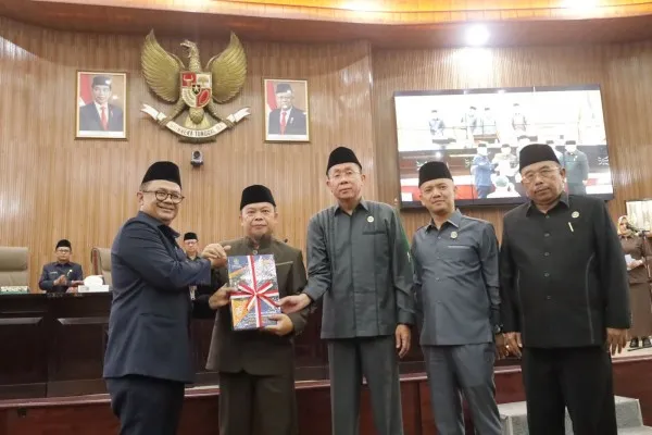 Penyerahan laporan LPKJ ke Wali Kota Bekasi di gedung DPRD Kota Bekasi. (Dok: Humas Pemkot Bekasi)