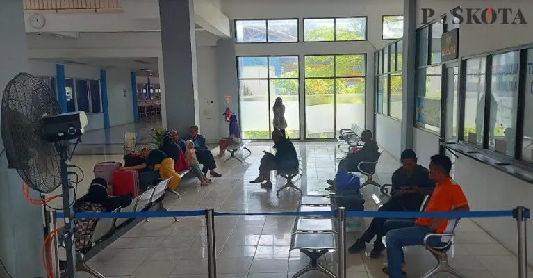 Situasi Terminal Tipe A Jatijajar masih sepi dari pemudik menjelang lebaran. (Angga)