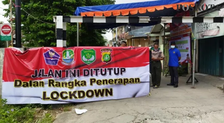 Perumahan Taman Harapan Baru, RT 02/25 Kelurahan Pejuang, Kecamatan Medan Satria,  Kota Bekasi lakukan local lockdown.(cr02)