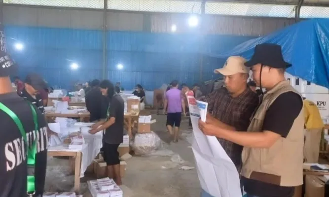 Suasana proses pelipatan surat suara di gudang logistik KPU Pandeglang. (Foto: Ist).