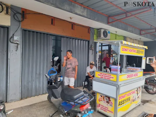 Lokasi penggeledahan penjual roti yang diduga terlibat tindak terorisme di Jalan Mangkrik, Bojong Rawalumbu, Kota Bekasi, Selasa, 3 September 2024. (Poskota/Ihsan Fahmi)