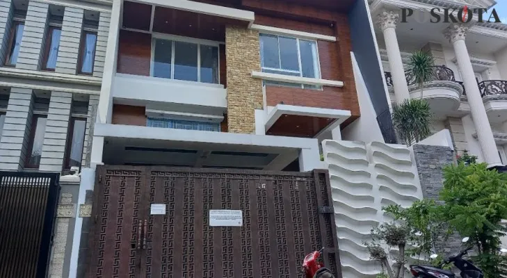 Rumah yang menjadi lokasi keributan antara belasan satpam dengan warga komplek yang sedang renovasi rumah. (Cr01).