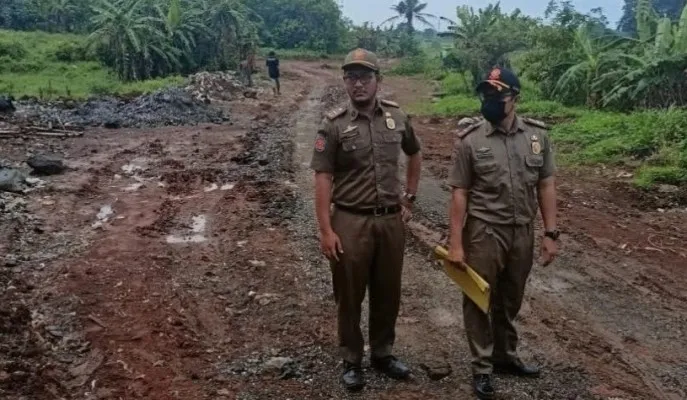 Petugas Satpol PP saat memantau galian tanah. (Foto/ist)