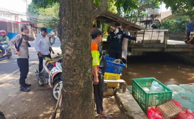 Petugaa piket SPKT Polsek Jagakarsa melakukan olah TKP temuan janin bayi du kali. (Ist)