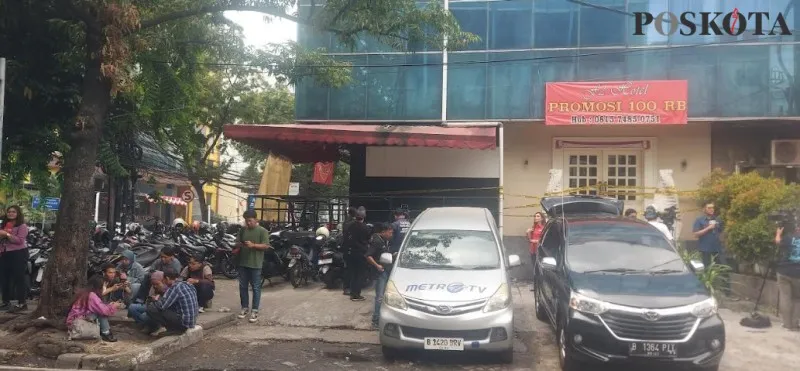 Lokasi kejadian hotel F2 yang terbakar meminta korban jiwa tiga orang dipasangi garis polisi .(angga)